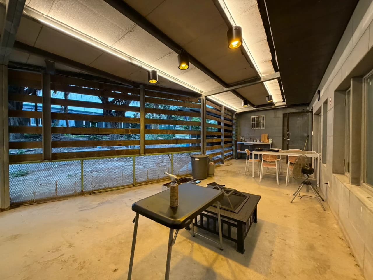 烤肉區旁的戶外餐桌